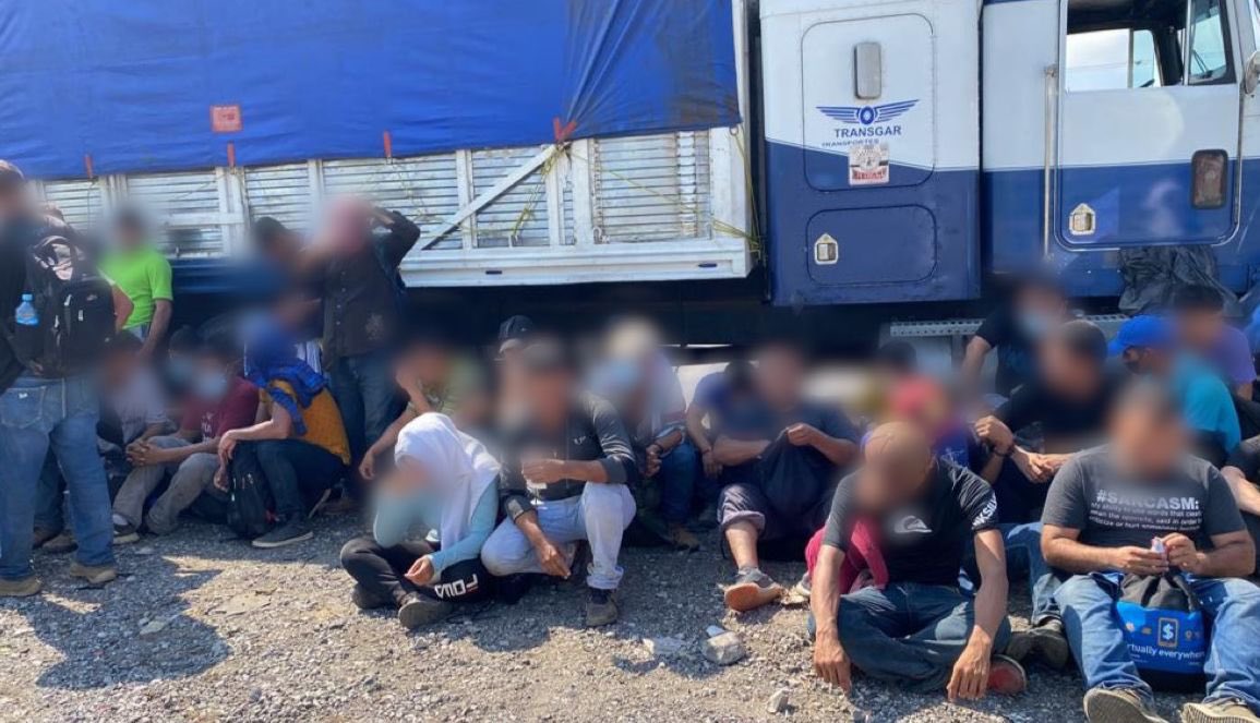 Migrantes guatemaltecos fueron abandonados dentro de un camión en carretera de Veracruz, México