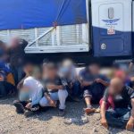 Migrantes guatemaltecos fueron abandonados dentro de un camión en carretera de Veracruz, México