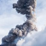 Cámaras captan explosión del volcán Chaparrastique en El Salvador y autoridades emiten alerta en municipios aledaños