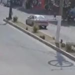 Video: Así fue el choque entre un microbús y una motocicleta en calzada de Retalhuleu