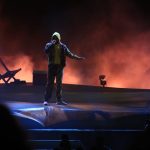 Videos: Bad Bunny se cae durante su concierto en Guatemala