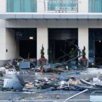 El gigantesco acuario con un millón de litros de agua y 1.500 peces que estalló en un hotel en Berlín
