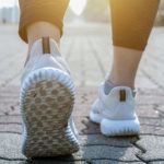 Los sorprendentes beneficios para la salud de caminar hacia atrás