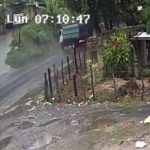 Imágenes: Cámara capta el momento en que un camión derrapa y atropella a un motorista