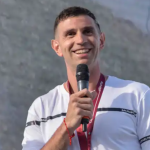 “El Dibu” Martínez: el curioso mensaje que el portero dedicó a varios de sus compañeros de la selección de Argentina