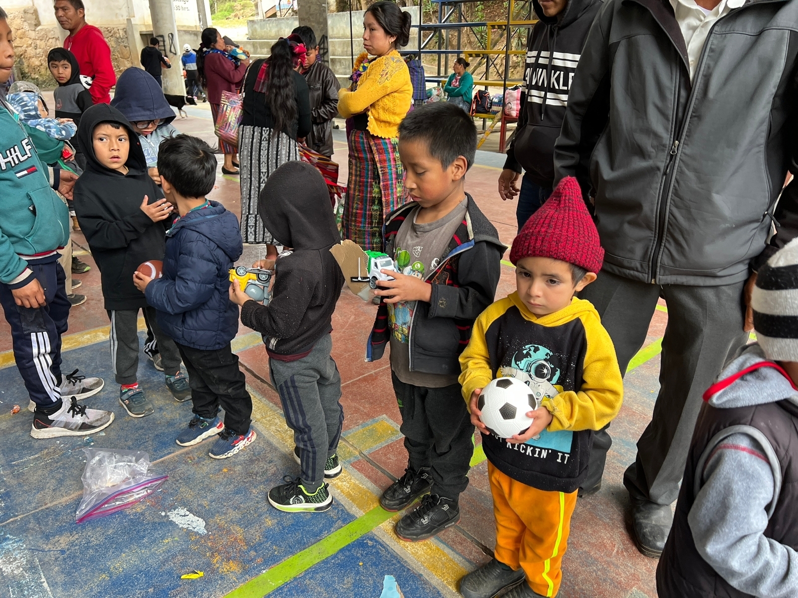 Entrega de juguetes a niños
