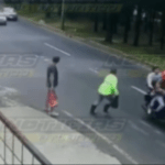 Video del momento en que un hombre es arrollado por un vehículo al cruzar la calle