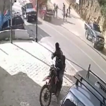 Video: El momento en que picop pierde el control y choca contra bus estacionado