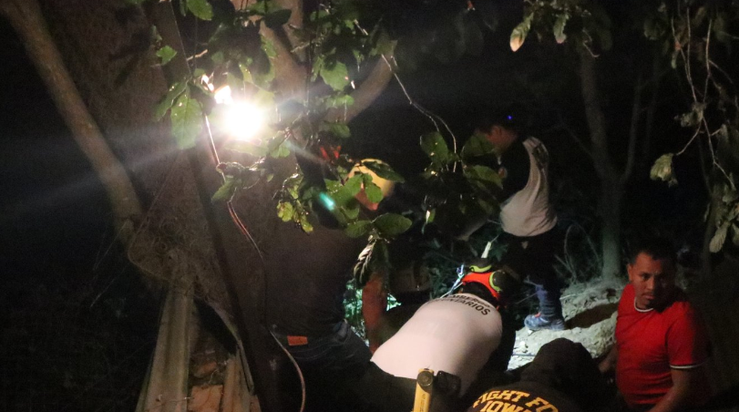 Rescatan a hombre en barranco en la zona 7