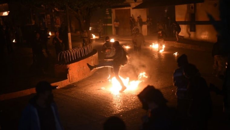 La tradicional celebración de las bolas de gas terminó este 2022 en disturbios. (Foto Guatevisión Municipalidad de San Cristóbal Verapaz)
