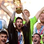 El histórico momento en que Lionel Messi levanta la copa que le da a Argentina el título de campeón del Mundial