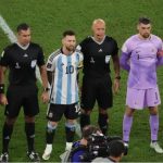 Así fue el momento en que el árbitro guatemalteco Mario Escobar estuvo junto a Lionel Messi en el partido de Argentina frente a Australia