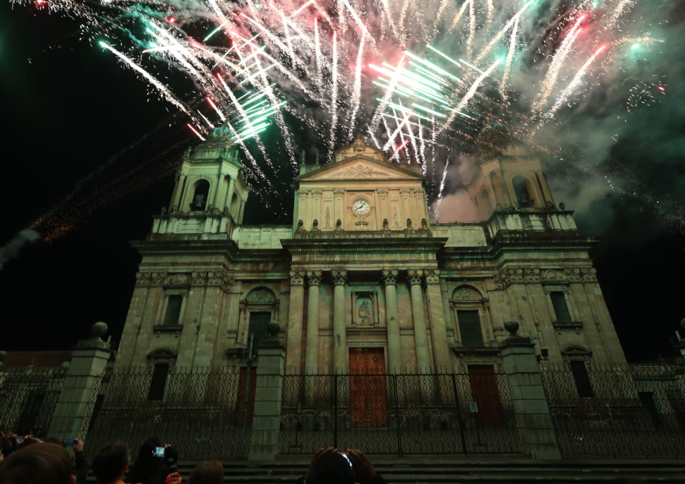 En imágenes: Mapping muestra llamativos diseños navideños en fachada de la Catedral Metropolitana