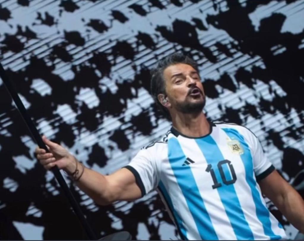 Ricardo Arjona celebra el triunfo de Argentina