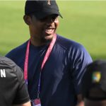Captan en video al ex futbolista de Camerún, Samuel Eto’o mientras agrede a un youtuber en las afueras de un estadio del Mundial de Qatar