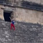 Bailando en una pirámide sagrada en México o desnudos frente a la esfinge: los 6 turistas más bochornosos de 2022
