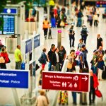 El caso de la mujer que atacó a su esposo en el aeropuerto porque le encontró fotos indecentes en su teléfono