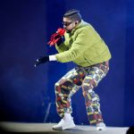 Bad Bunny reparte 25 mil regalos de arte, música y deporte a niños de escasos recursos en Puerto Rico