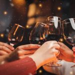 4 curiosidades sobre el brindis y cómo lo hacemos en América Latina y España