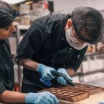 “Muchas empresas no saben lo trabajadoras y leales que son las personas autistas”: la fábrica de chocolate donde la mayoría de los empleados tienen autismo