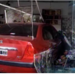 VIDEOS | Conductor ebrio se queda dormido y empotra su vehículo en un local comercial en Buenos Aires, Argentina