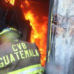 Videos: Incendio de grandes proporciones consume viviendas en Santa María La Paz, zona 21