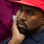 Kanye West lanza el celular de una mujer que lo estaba grabando en la calle