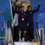 Con Messi a la cabeza, los campeones del mundo llegan como héroes a Argentina