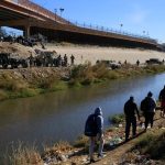 Alerta por frío extremo: aconsejan a migrantes que no crucen la frontera entre Estados Unidos y México debido al clima