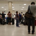 En Video: Mujer lanza una computadora a empleado de aerolínea en Aeropuerto de Miami