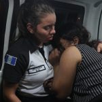Se quería lanzar de puente: Bomberos Voluntarios evitan que una mujer saltara desde El Incienso
