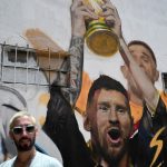 Un mural en la capital argentina inmortaliza a Messi cuando levanta la Copa del Mundo