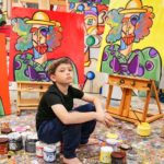 Andrés Valencia, el “pequeño Picasso” de 11 años que vende cuadros por miles de dólares