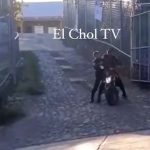 Graban a dos agentes de la PNC que se desplazaban en una moto en aparente estado de ebriedad en Granados, Baja Verapaz