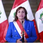 Presidenta de Perú propone adelantar elecciones tras protestas que dejan 2 muertos
