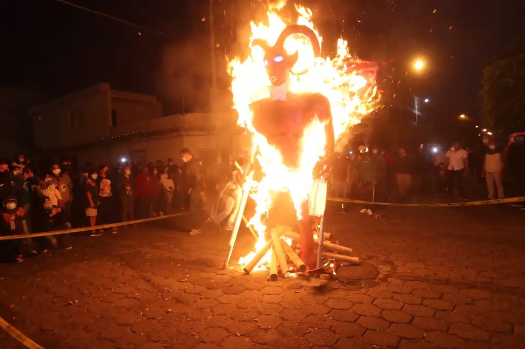 Fotogalería: así fue la quema de un diablo “gigante” en la zona 5 capitalina