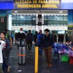 “Es una gran bendición tenerlos aquí”: Guatemaltecos llegan al aeropuerto para recibir a familiares que vienen del extranjero