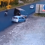 Video: el momento de la colisión entre un automóvil y un microbús que cambió de carril