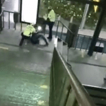 Esta sanción podrían recibir los dos agentes captados en video cuando agredían a una persona en estación del Transmetro