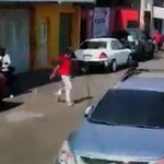Video: momento en que mujer que se desplazaba en la calle fue víctima de asaltantes
