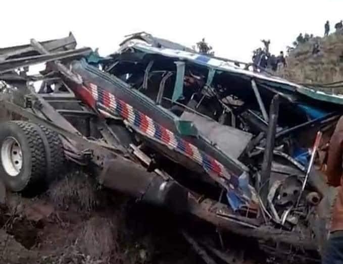 Un fallecido y varios heridos: bus cae al vacío en Huehuetenango