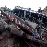 Un fallecido y varios heridos: bus cae al vacío en Huehuetenango