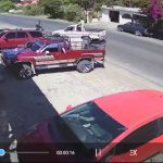 Video: motorista esquiva picop que cruza de forma repentina, pero muere arrollado por un bus