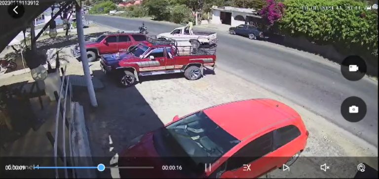 Video: motorista esquiva picop que cruza de forma repentina, pero&hellip;