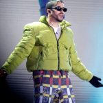 Viralizan nuevo video donde Bad Bunny le quita los teléfonos a seguidores en un bar de República Dominicana