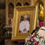 Muerte de Benedicto XVI: así es como los restos del papa emérito reposan en el féretro previo a su funeral