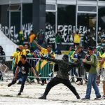 Cámaras captan el momento en que grupos bolsonaristas toman y vandalizan sedes estatales en Brasil