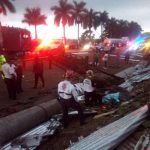 Videos: tráiler cargado con lámina queda destruido en la autopista Palín-Escuintla y autopatrulla de la PNC vuelca