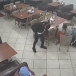 Texas: sujeto asaltaba con arma de juguete a los clientes de un restaurante y uno de ellos lo enfrentó a balazos