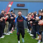 IMÁGENES: Lionel Messi regresa a los entrenamientos con el PSG y es recibido con trofeo, aplausos y pasillo de sus compañeros
